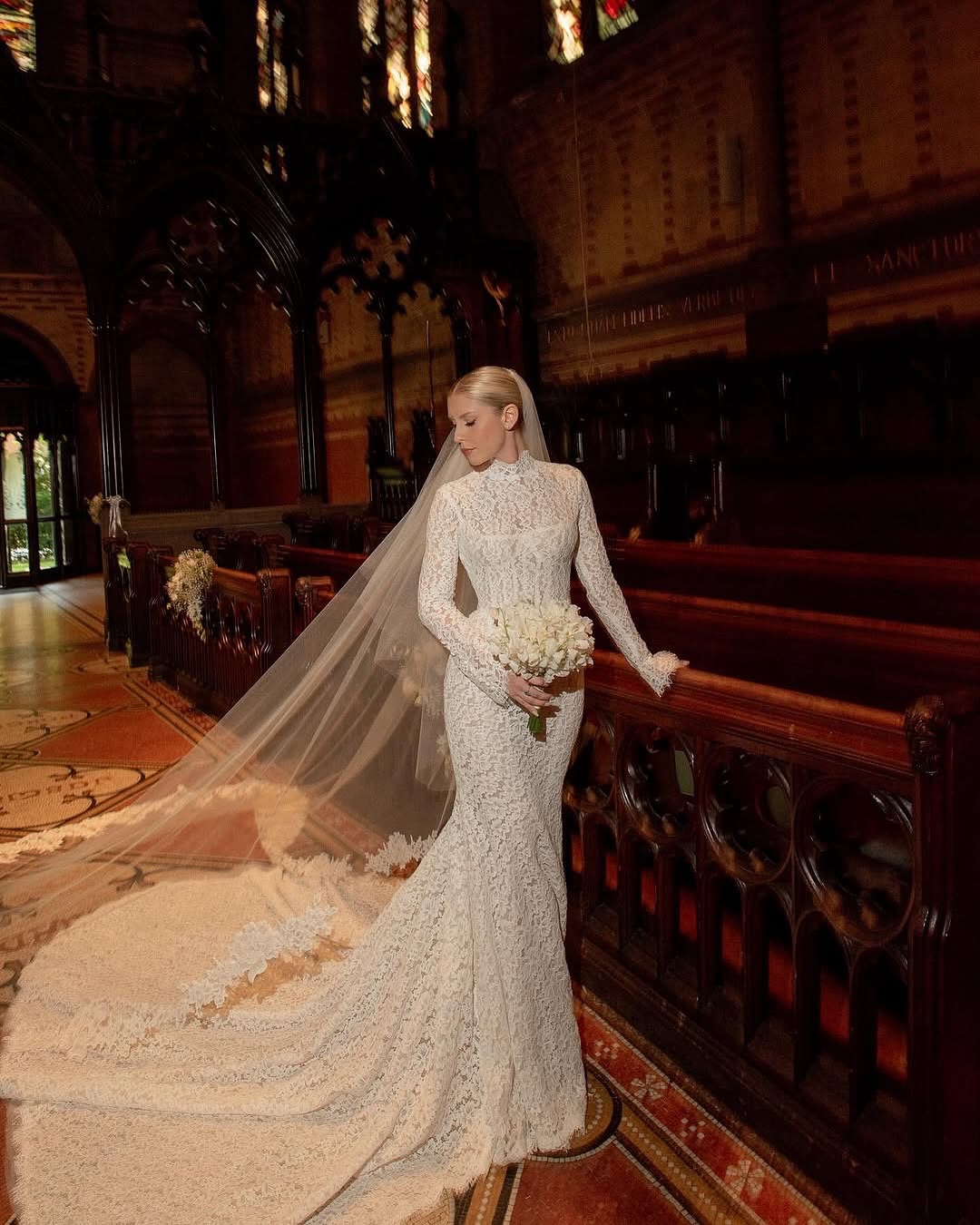 Long sleeves with delicate lace