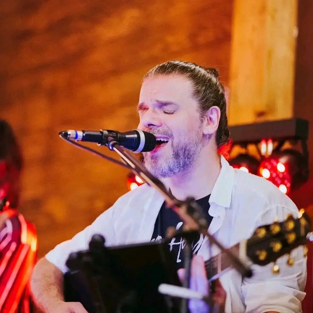 Live acoustic musician