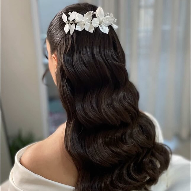 Loose Waves with White Blooms