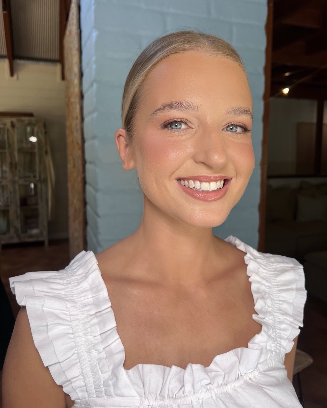 Lightweight Setting Spray for Dewy Finish