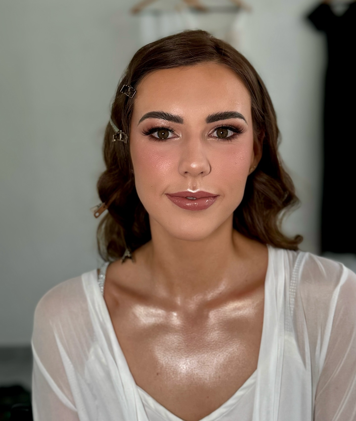 Cream Highlighter on Collarbone and Shoulders