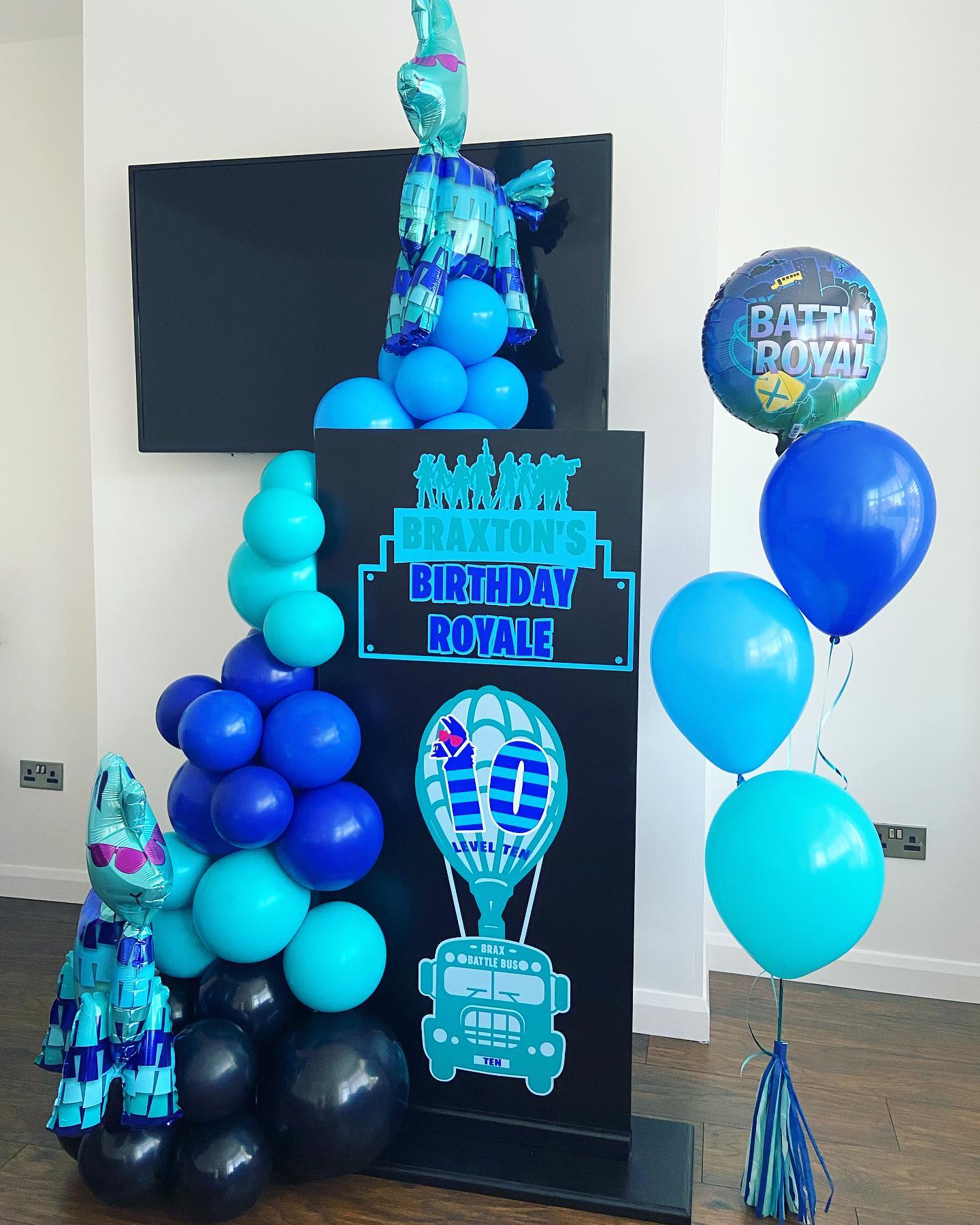 Battle Bus Balloon Arch